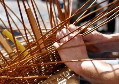 Korbflechtwaren in Heimarbeit herstellen