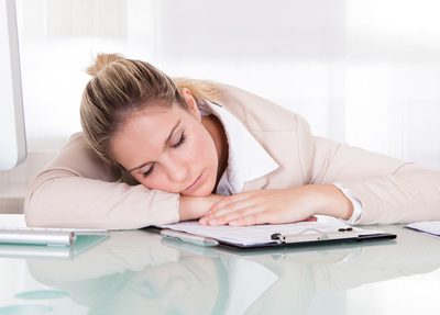 Müdigkeit am Arbeitsplatz – diese Tipps helfen
