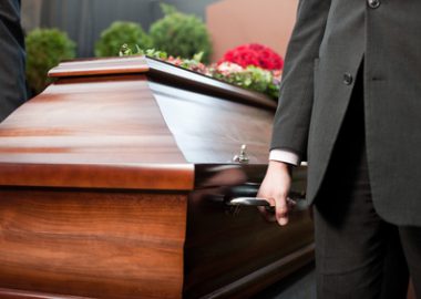 Geld verdienen als Sargträger