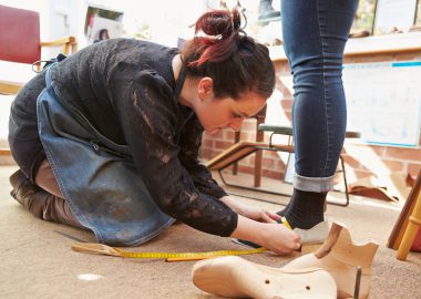 Orthopädieschuhmacher: Gehalt, Ausbildung, Studium und Perspektiven