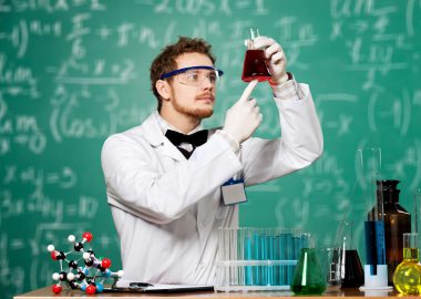 Elektrochemiker: Gehalt, Ausbildung & Studium