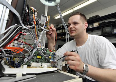 Fernsehtechniker: Gehalt, Ausbildung, Studium und Perspektive!