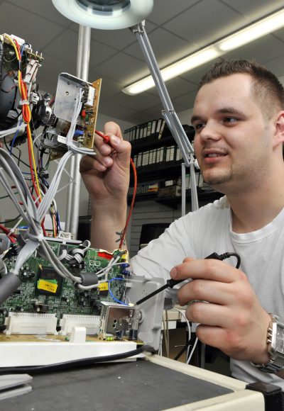 Fernsehtechniker: Gehalt, Ausbildung, Studium und Perspektive!