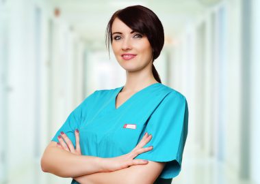 Weiterbildung als Krankenschwester: Gehalt, Fernstudium, Studium & Perspektive