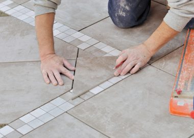 Fliesenleger: Gehalt, Ausbildung, Studium & Perspektive