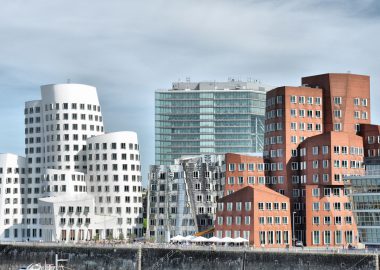 Immobilienwirtschaft Studium: Gehalt, Ausbildung und Perspektive