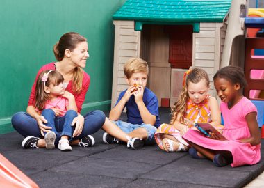 Kindergärtnerin Ausbildung: Gehalt, Ausbildung, Studium & Perspektiven
