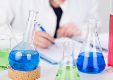 Weiterbildung Chemielaborant: Gehalt, Fernstudium, Studium & Perspektive
