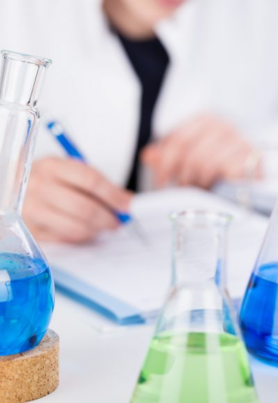 Weiterbildung Chemielaborant: Gehalt, Fernstudium, Studium & Perspektive