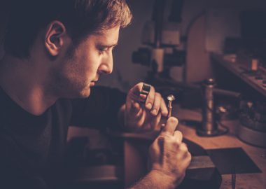 Edelsteinfasser: Ausbildung ● Gehalt ● Studium ● Perspektive