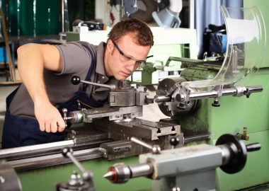 Feinwerkmechaniker: Ausbildung ● Gehalt ● Studium ● Perspektive