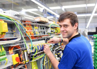 Elektroniker für Betriebstechnik: Ausbildung ● Gehalt ● Studium ● Perspektive
