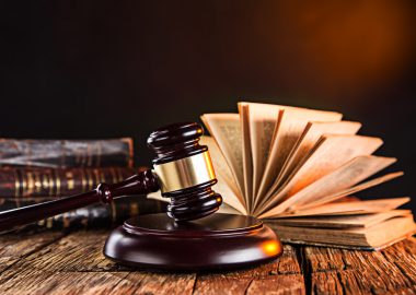 Justizfachangestellter: Ausbildung, Gehalt, Studium und Perspektive
