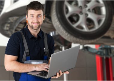 Kraftfahrzeugmechatroniker: Ausbildung, Gehalt, Studium und Perspektiven