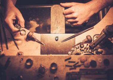 Werkgehilfe Schmuckwarenindustrie, Taschen- und Armbanduhren: Ausbildung ● Gehalt ● Studium ● Perspektive