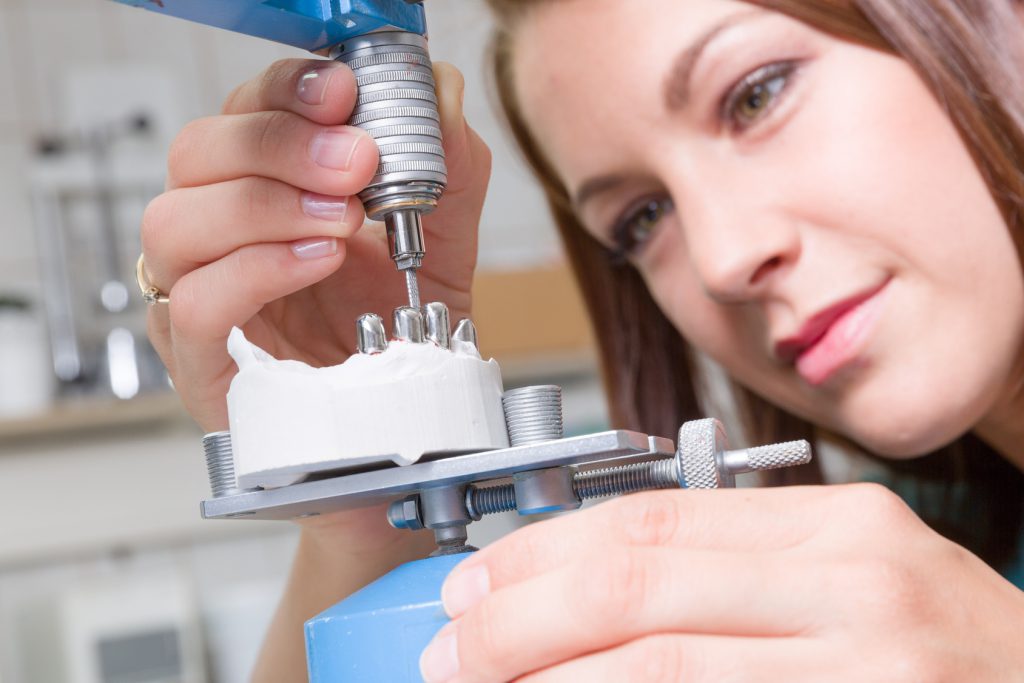 Wie Lange Dauert Die Ausbildung Zum Zahntechniker Zahntechniker: Ausbildung Gehalt Studium Perspektive | Heimarbeit.de √
