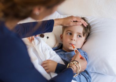 Baby oder Kind hat Fieber: Diese Hausmittel helfen!