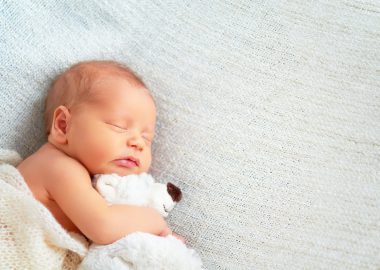Baby wacht ständig auf: Das können Sie tun!