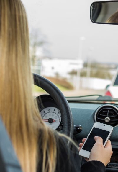 Immer öfter mit dem Handy am Steuer