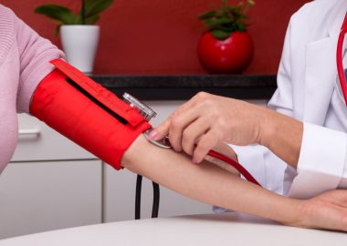 Hypertonie: Bluthochdruck natürlich senken – So geht’s.