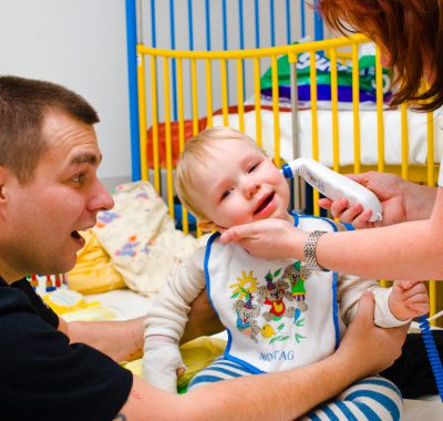 Kranken Kindern steht eine Elternhilfe zu: So geht’s!