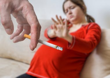 Passivrauchen in der Kindheit: Risiko für Fehlgeburt steigt!
