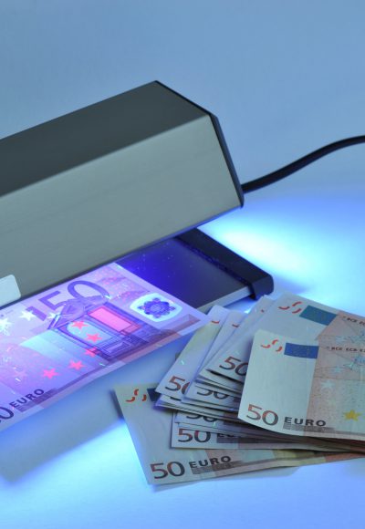 Falschgeld auf Konto: Neue Betrugsmasche am Telefon!
