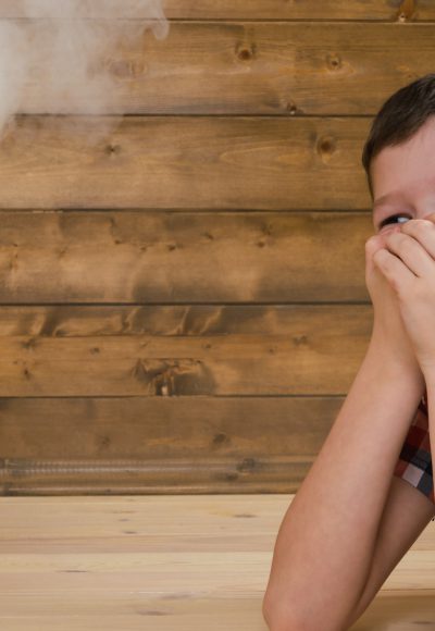 Rauchende Eltern: Dampf der E-Zigarette schädigt Kinder!