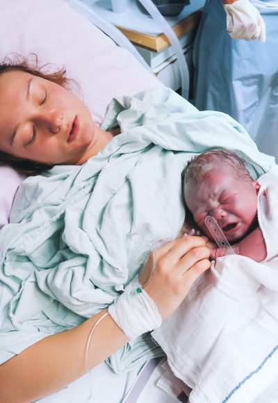 Mutter holt Kind selbst zur Welt: Per Kaiserschnitt!