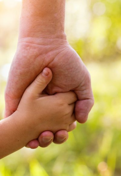 Unglaublich klug: 3 Jahre alter Junge rettet seinem Vater das Leben!