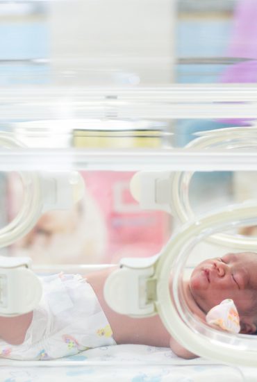 Baby bei Geburt fast an riesiger Zunge erstickt