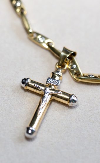 Berliner Lehrerin soll Halskette mit Kreuz abnehmen