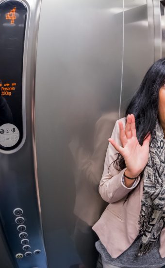 Frau wurde 30 Tage in Fahrstuhl vergessen!
