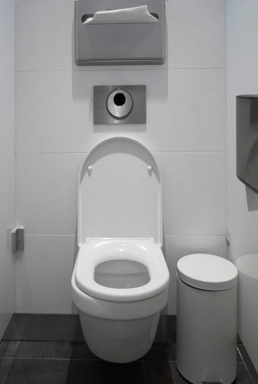 Verstopfte Toilette löst Massenschlägerei aus
