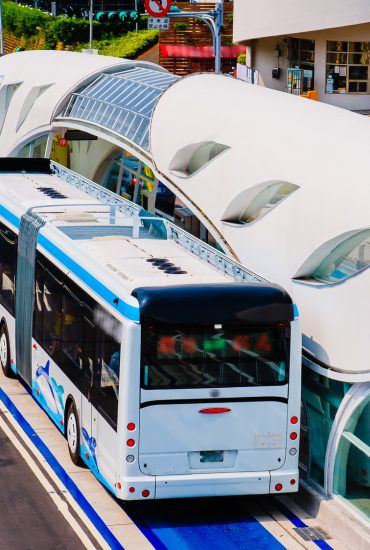 Drama: Bus mit Kindergarten-Kindern an Bord verbrennt