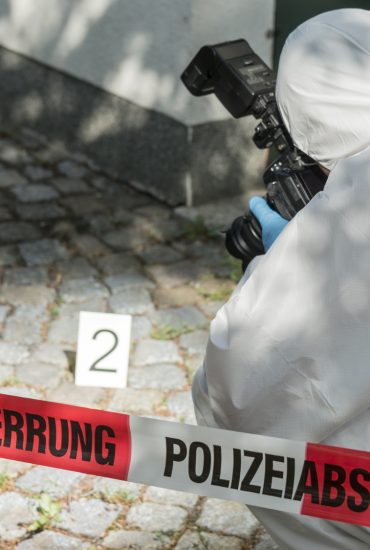 Ehemann erschießt seine schwangere Frau auf offener Straße