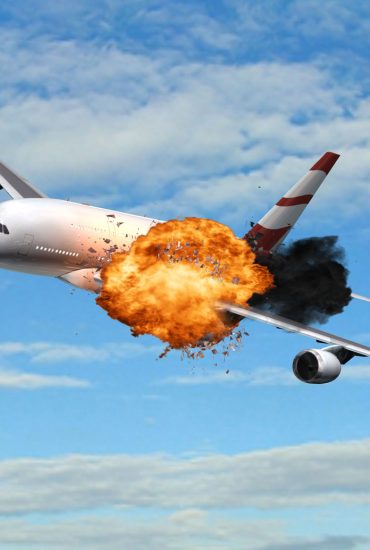 Flugzeug explodiert in der Luft und stürzt auf Lidl-Parkplatz