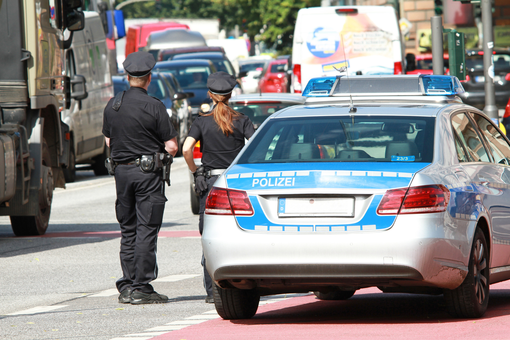 Irrer schießt mit Schrotflinte auf seine Freundin und fährt mit Waffe durch Hamburg