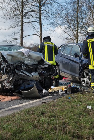 Neugierige Gaffer hindern Rettungskräfte nach Unfall: Mehrere Schwerverletzte