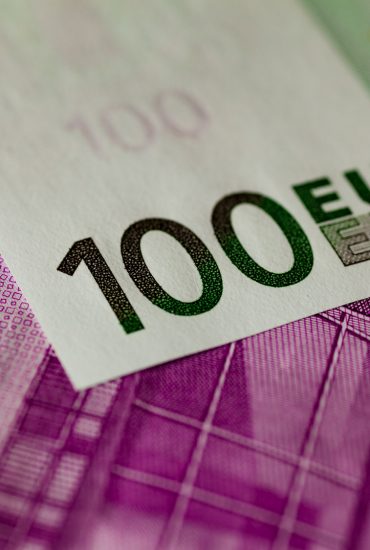Unbekannter lässt Euro-Scheine regnen: Polizei ermittelt