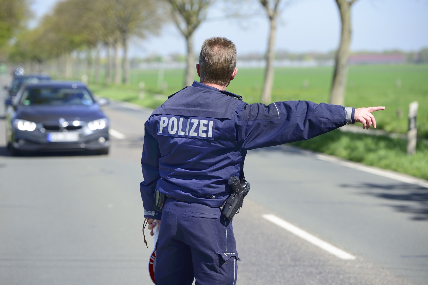 Unfallopfer haut mit Auto eines Feuerwehrmanns ab