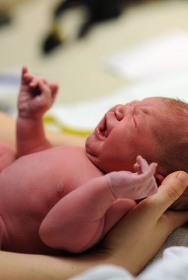 Unglaublich: Baby wird mit Spirale in der Hand geboren!