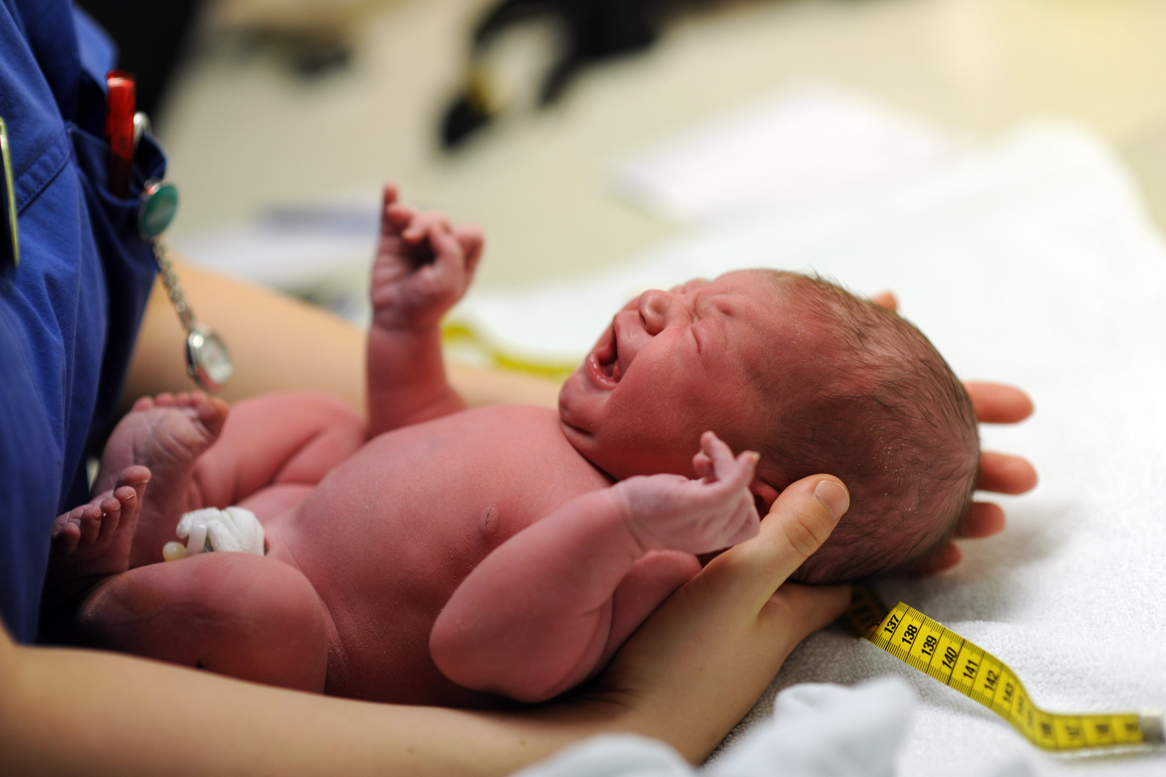 Unglaublich Baby wird mit Spirale in der Hand geboren!