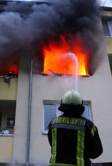 Wohnungsbrand: Frau ließ fremden Mann ins Haus