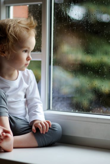 Eltern merken nicht, wie Kind aus dem Fenster stützt