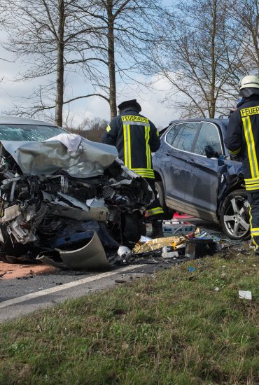 Schreckliches Drama: Feuerwehrmann entdeckt eigene Frau in Autowrack