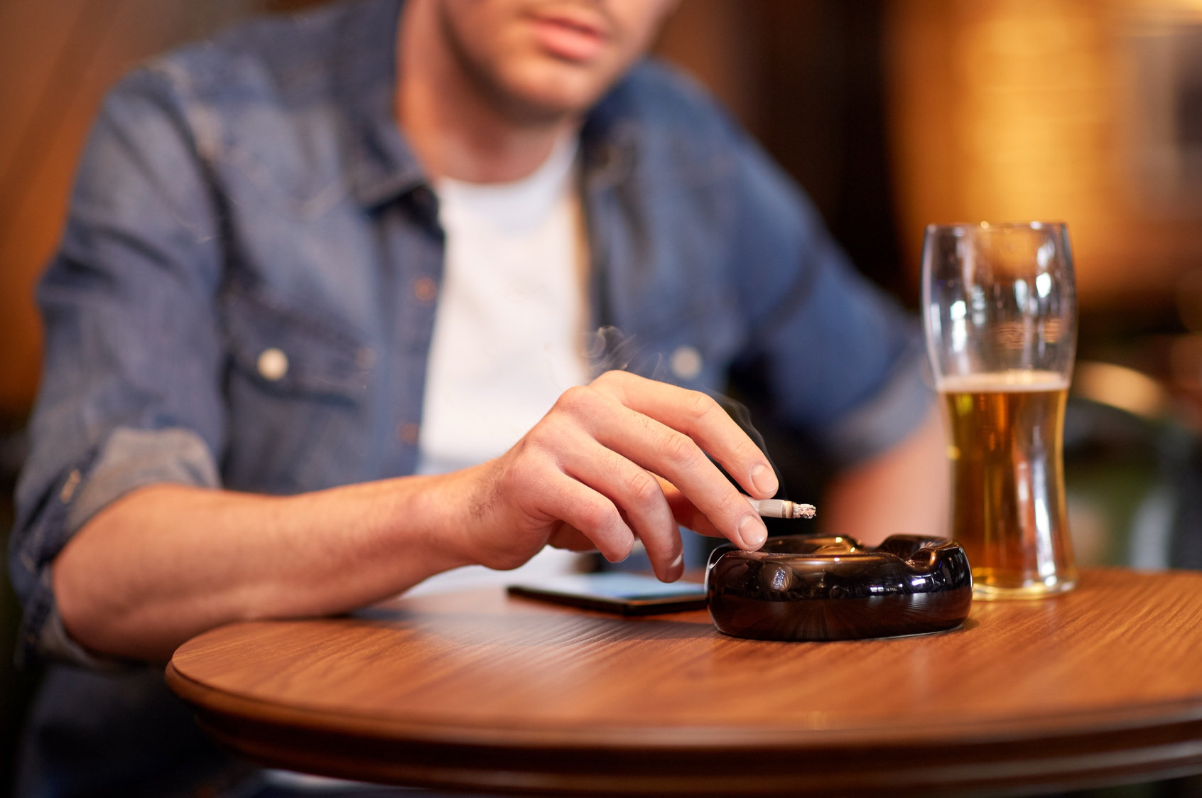 Darum steigert Alkohol das Verlangen nach einer Zigarette!