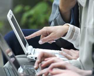 Flüchtlinge: Im Computerkurs lernen sie wichtige Fähigkeiten!