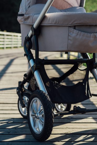 Kinderwagen einfach an Auto gehängt: Rentner fahren mit Enkel spazieren