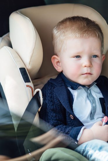 Kleinkind schließt sich versehentlich selbst im Auto ein